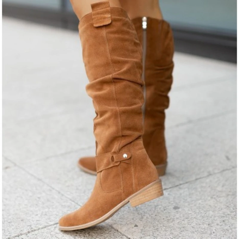 Neue Damen-Stiefel mit seitlichem Reißverschluss und niedrigem Absatz. Bequemer Schuh aus modischem Wildleder. Lässiger, trendiger High-Top-Stiefel. Leichte, vielseitige Damenschuhe