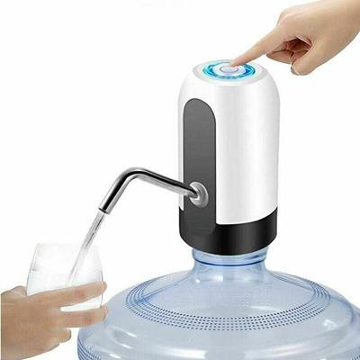 Elektrische Wasserflaschenpumpe. Automatischer Trinkwasserspender mit USB-Aufladung. Autonomie von Image