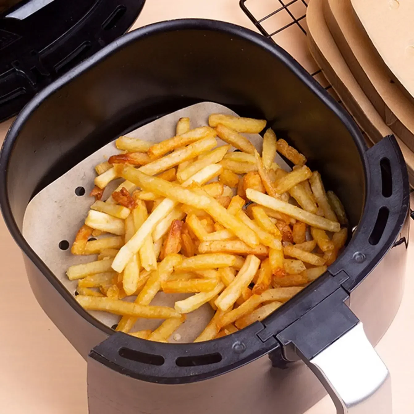 100 Stück – quadratische Heißluftfritteuse-Einlagen mit perforiertem, hitzebeständigem und leicht zu reinigenem Pergamentpapier zum Heißluftbraten, Backofen usw Image