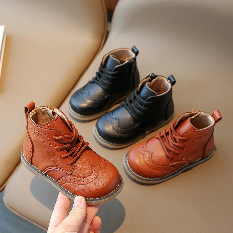 Kinderstiefel Britischer Stil Laubsägearbeit Pu-Leder Braun Schwarz Jungen Mädchen Kurzstiefel 21-30 Kleinkind Reißverschluss Einfarbige Kinderschuhe