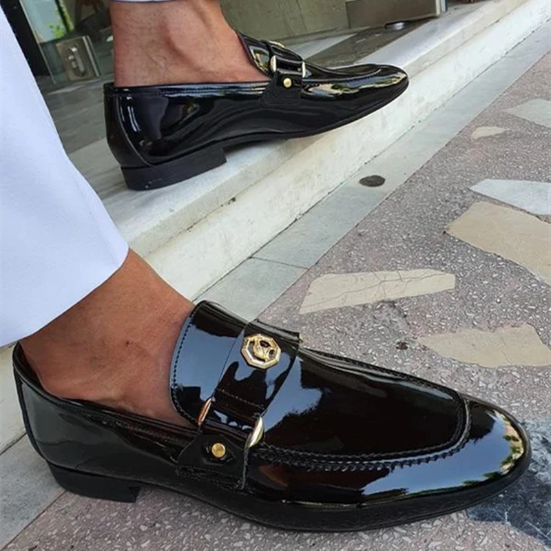 Neu eingetroffene Slipper für Herren, glänzende schwarze Lederschuhe mit Schnalle, Slip-On-Schuhe für Büro und Karriere, kostenloser Versand, große Größe 38–47