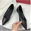 Weibliche Günstige Plus Größe 3-48 Gold Nieten Erwachsene Matte Glänzende Sommer Strand Schuhe frauen Mode Auf Wohnungen weiß Schwarz Rot Patchwork