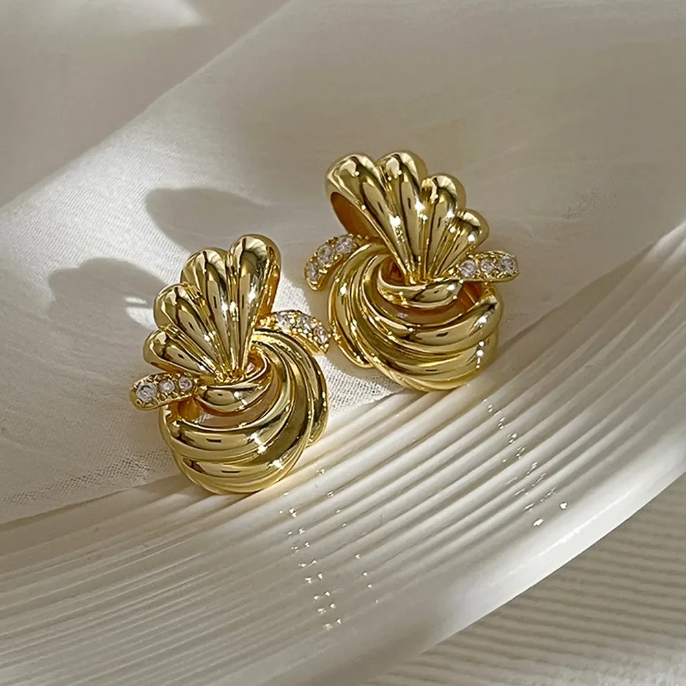 Huitan Ohrstecker mit geometrischer Form, goldfarben, für Damen, gepflastert, glänzend, CZ, besonderes Interesse, Damenohrringe, 2022, neuer Trend-Schmuck Image