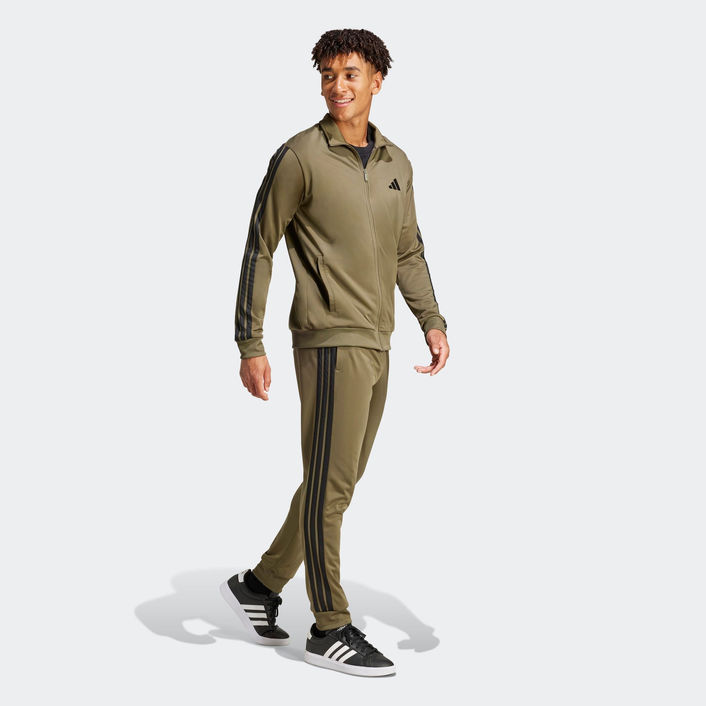 Trainingsanzug ADIDAS SPORTSWEAR "M 3S TR TT TS", Jungen, Gr. S, grün (olive strata), Obermaterial: 100% Polyester, Sportanzüge Trainingsanzug, für Laufen und sportliche Aktivitäten, zweiteiliges Set