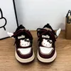 Sanrio Hello Kitty Niche Design Brotschuhe Weinrot Modische Boardschuhe mit dicken Sohlen Vielseitiger Trend Sport Lässige Damenschuhe