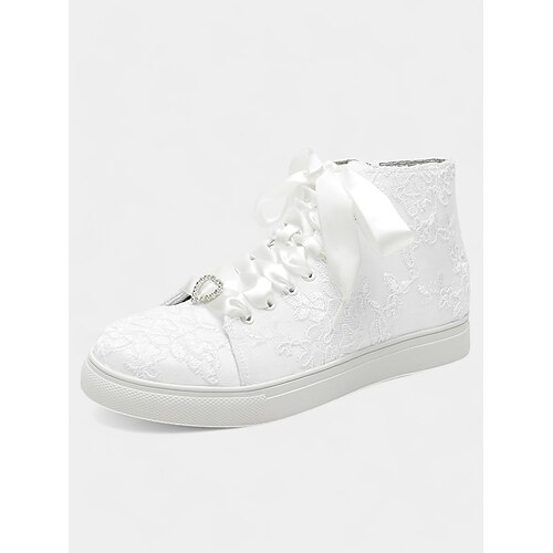 Elfenbeinfarbene Hochzeits-Sneaker aus Spitze für Damen mit Satinband-Schnürsenkeln und Herzanhänger aus Strasssteinen – bequeme Brautschuhe für Hochzeiten Image