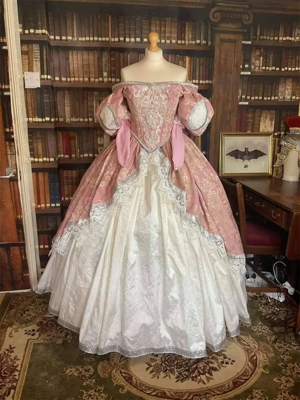 Schulterfreies rosa 17. Jahrhundert historisches mittelalterliches viktorianisches Ballkleid Rokoko Lolita Vintage Prinzessin Hochzeitskleid Ballkleid