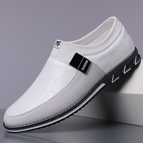 Herren-Loafer aus weißem Kunstleder mit Krokoprägung und dekorativer Schnalle - stilvolle Freizeitschuhe für Business und formelle Anlässe Image