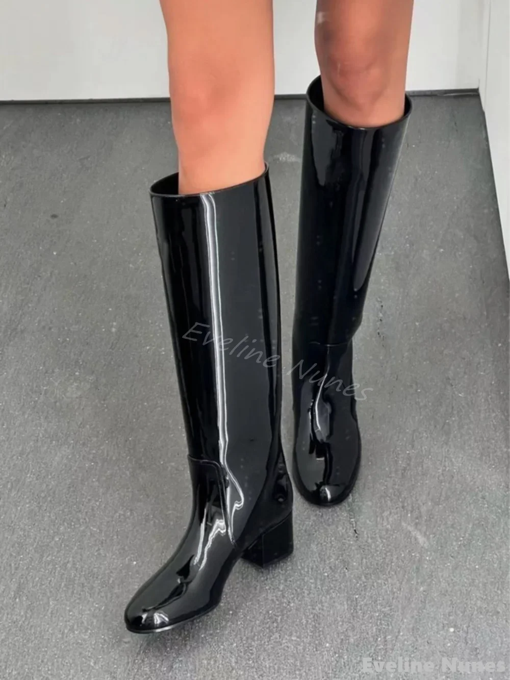 Kniehohe Stiefel aus schwarzem Lackleder mit klobigem Absatz für Damen, runde Zehenpartie, Retro-Biker-Stiefel, 2022, neues Modedesign, mittelhoher Stiefel