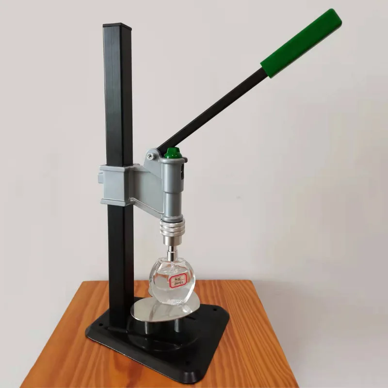 Parfüm Flasche Crimpen Maschine Parfüm Flasche Capper Kunststoff Bajonett Presse Hülse Maschine Versiegelung Maschine Für Parfüm Verpackung Image