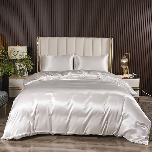 Seiden-Bettbezug-Set – luxuriöse, ultraweiche und atmungsaktive Bettwäsche für ultimativen Komfort. Hergestellt aus 100 % Maulbeerseide für ein glattes, hautfreundliches Gefühl und natürliche Temperaturregulierung. Image