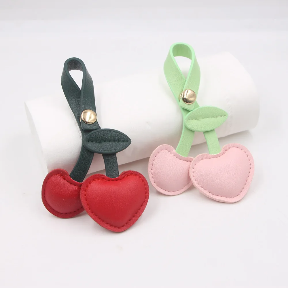 Yupsk Niedliche 3D-Pfirsich-Herz-Kirsche-Auto-Schlüsselanhänger, rot, rosa, Liebe, vielseitiger Taschenanhänger, Schlüsselanhänger für Frauen und Mädchen Image