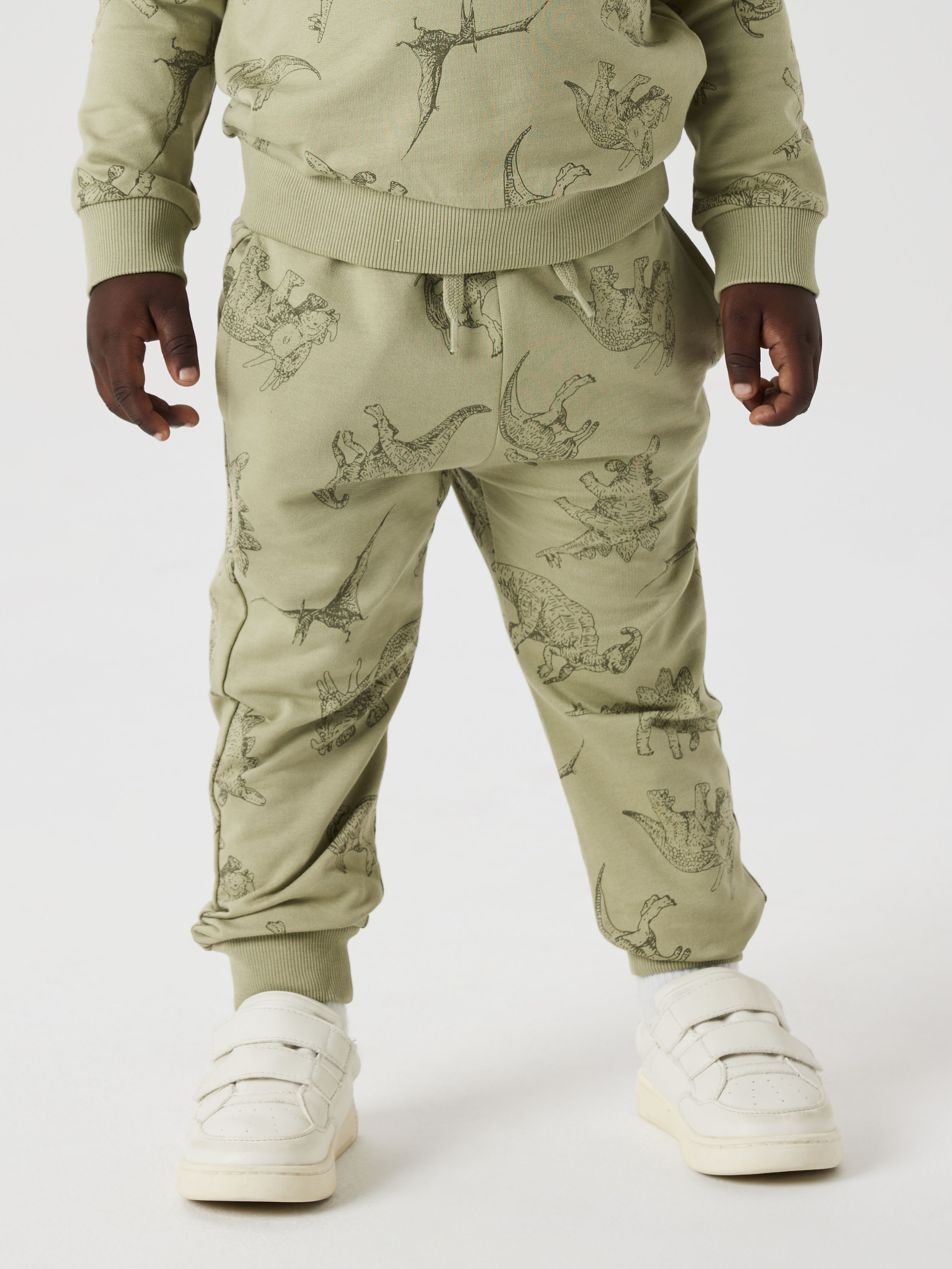 Sweatpants NAME IT "NMMVARON für Jungen mit Tunnelzug und Markenlabel", Jungen, Gr. 122, N-Gr, grün (tea), Sweatware, Obermaterial: 100% Baumwolle, bedruckt, normal knöchellang, Hosen, bedruckt, casual, normal, Baumwolle, ohne Kragen