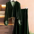 Nuovo set da due pezzi da donna in velluto verde di fascia alta moda elegante lanterna in seta con scollo a V manica lanterna pullover top + vestito gonna