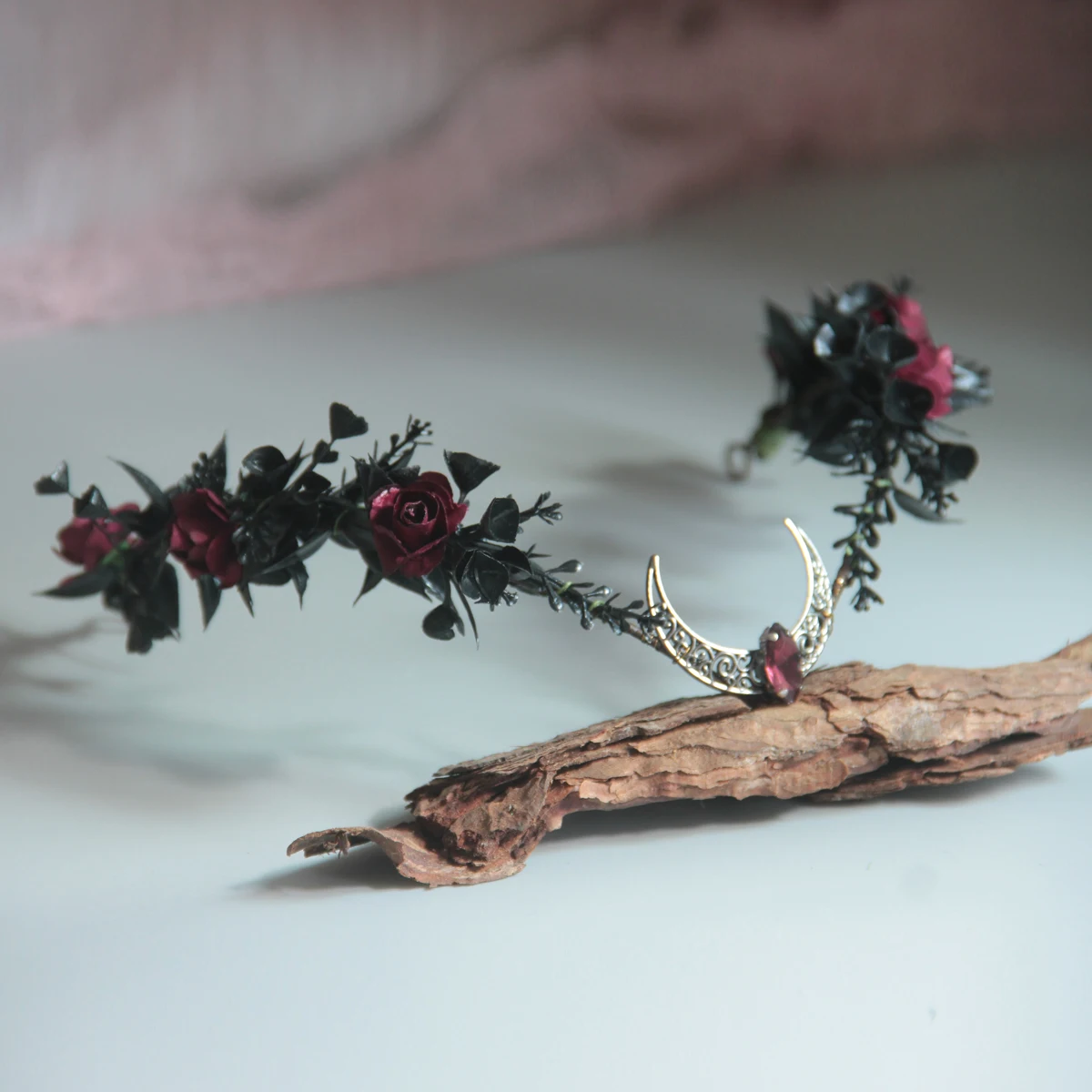 Burgunderrote und schwarze Gothic-Blumenkrone. Schwarzes Mond-Gothic-Tiara. Elfen-Tiara. Hexenkopfschmuck. Dunkle Feenkrone. Goth-Accessoires