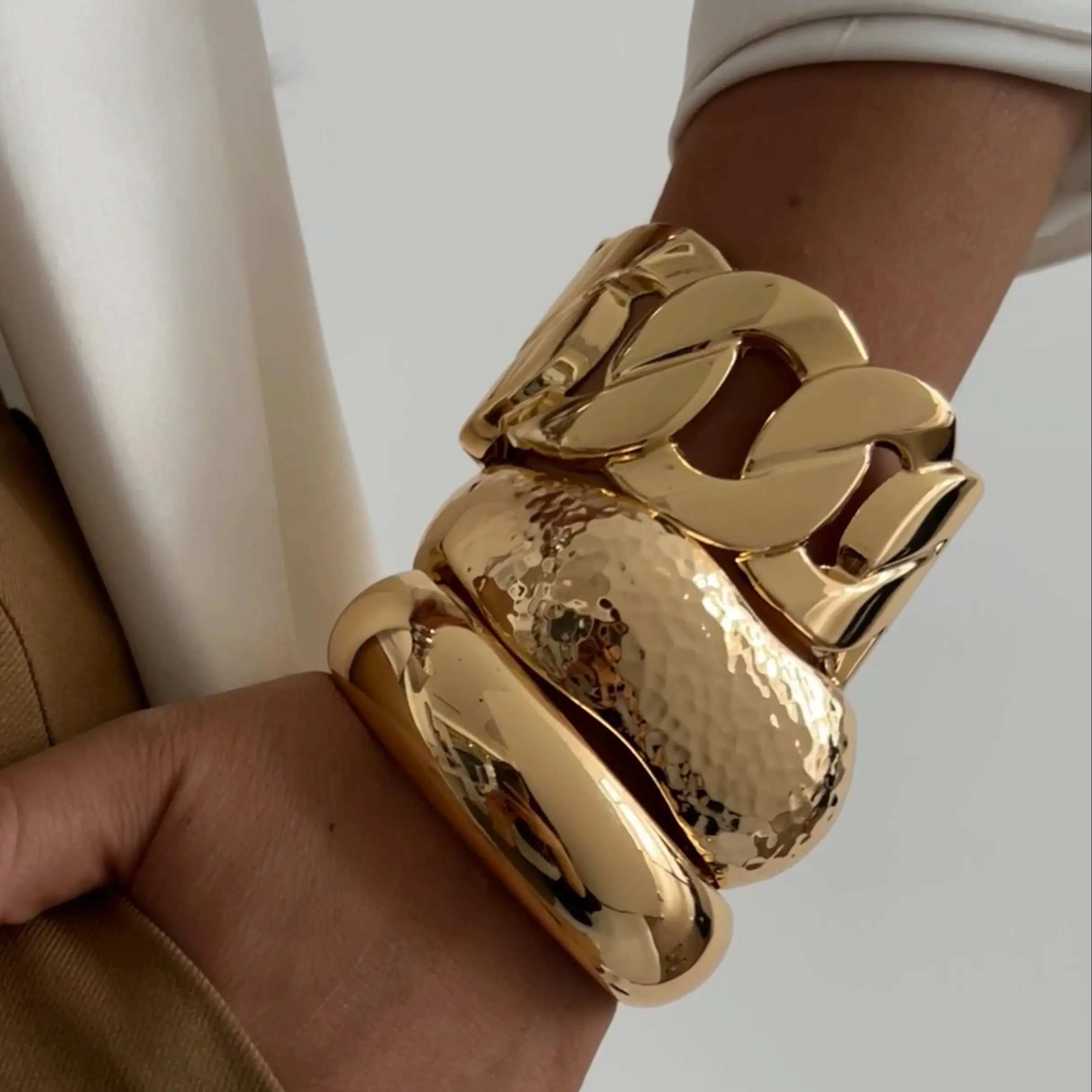 KunJoe Übertrieben Glatte Gold Farbe Breite Kette Frühling Armreif für Frauen Hip Hop Metall Geometrische Manschette Armband Unisex Männer Schmuck