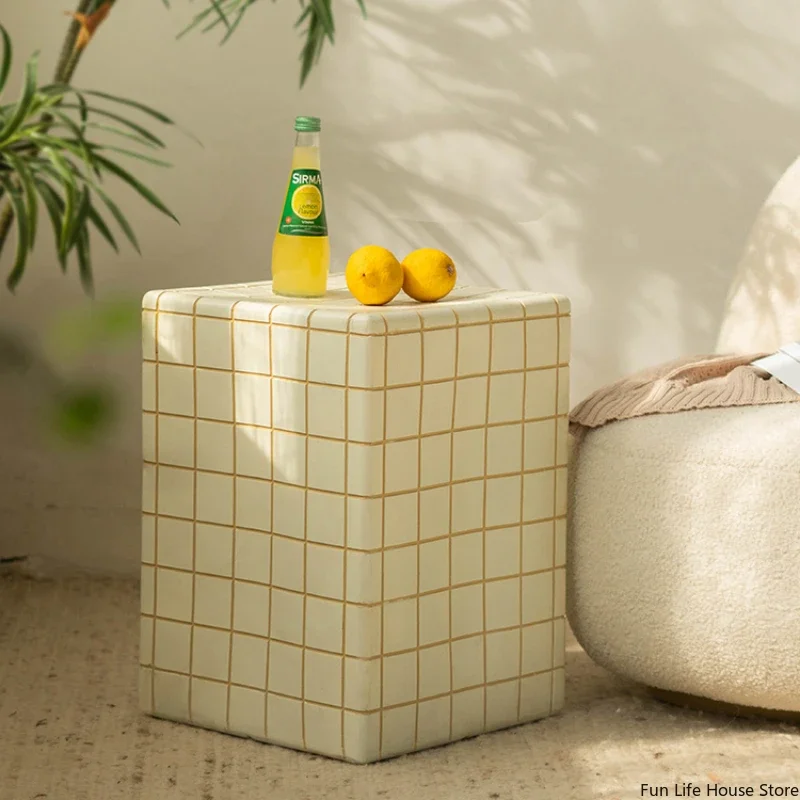 Moderner, schlichter französischer quadratischer kleiner Couchtisch im Creme-Stil, Sofa-Beistelltisch, Schlafzimmer-Ecktisch, Schachbrett-Heimtextilien