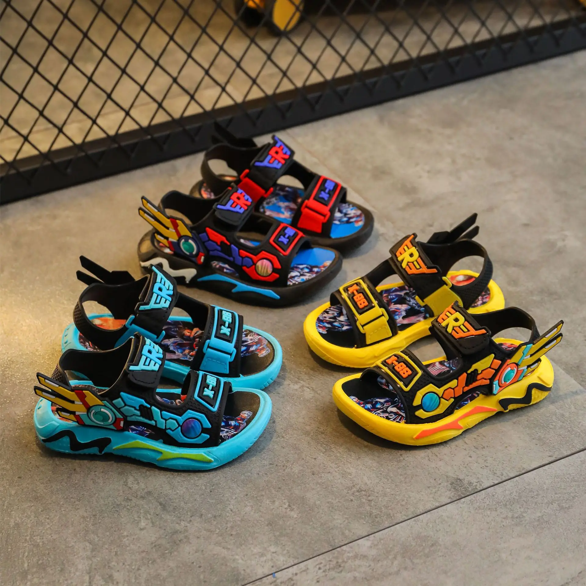 Jungen-Sandalen 2025, neuer Sommer, leicht, verschleißfest, weicher Boden, Strandschuhe für kleine Jungen, Kinderschuhe