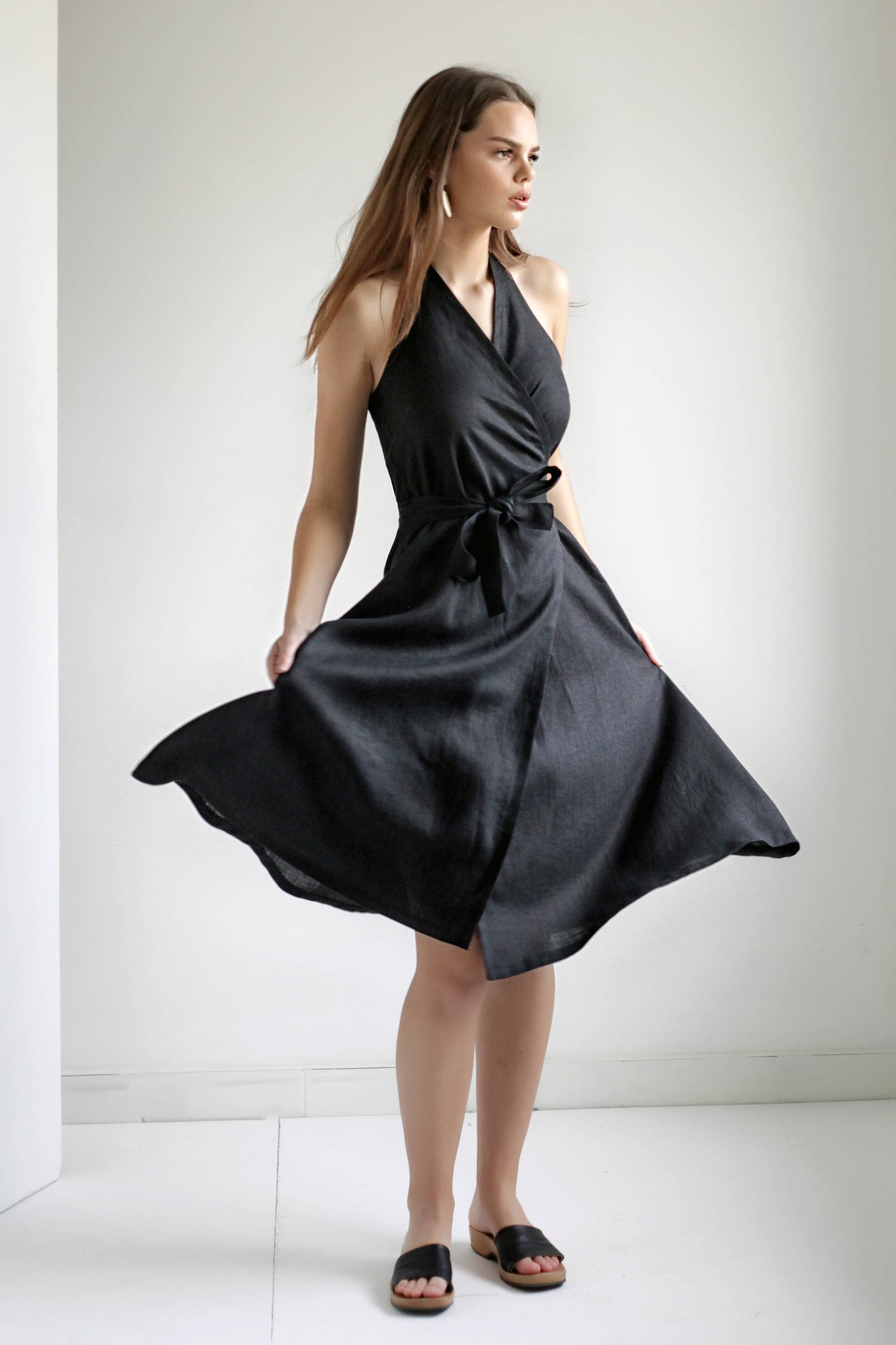 Leinen Kleid HAZEL, Leinen Neckholder Kleid, Leinen Wickelkleid, Sommer Leinenkleid, Natürliches Leinen Kleid, Schwarzes Wickelkleid, Neckholder Kleid