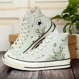 Bestickte Sneakers, Custom Sneakers High Top Gesticktes Gänseblümchen, gestickte Blumen und Bienen, Sneakers gestickt mit Blumengarten