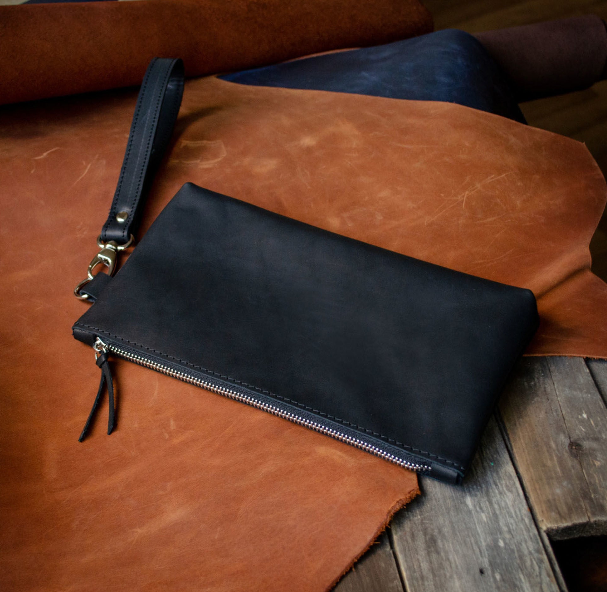 Pochette zippée en cuir avec sangle, Grand sac pochette zippée, Pochette zippée en cuir noir, Pochette zippée avec bracelet, Pochette zippée plate en