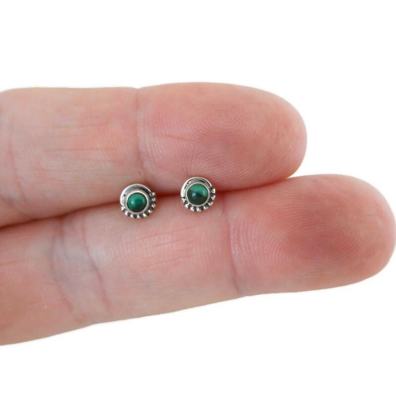 3mm Malachit Ohrstecker, 925 Silber Ohrstecker, Malachit Ohrstecker, 925 Sterling Silber Ohrstecker, 3mm Malachit Ohrstecker, kleine Ohrstecker