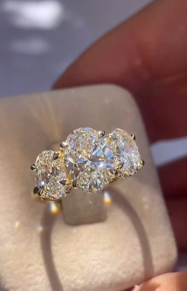 Anello trilogia Anello a 3 pietre Anello di fidanzamento rotondo Anello a tripla pietra Anello in argento Anello di promessa Anello con moissanite e d