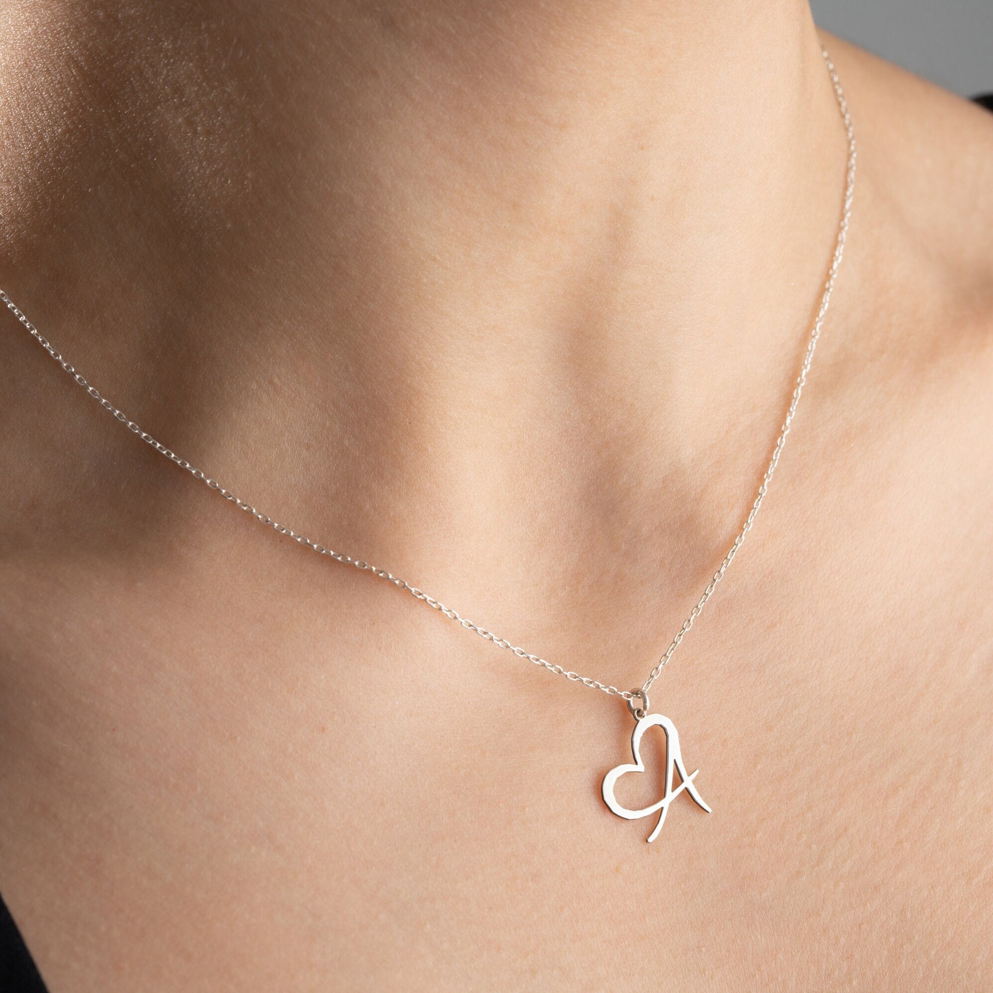 Collana con iniziale personalizzata e cuore Collana con iniziale Collana con cuore con iniziale personalizzata e lettera Collana con cuore Delicato re