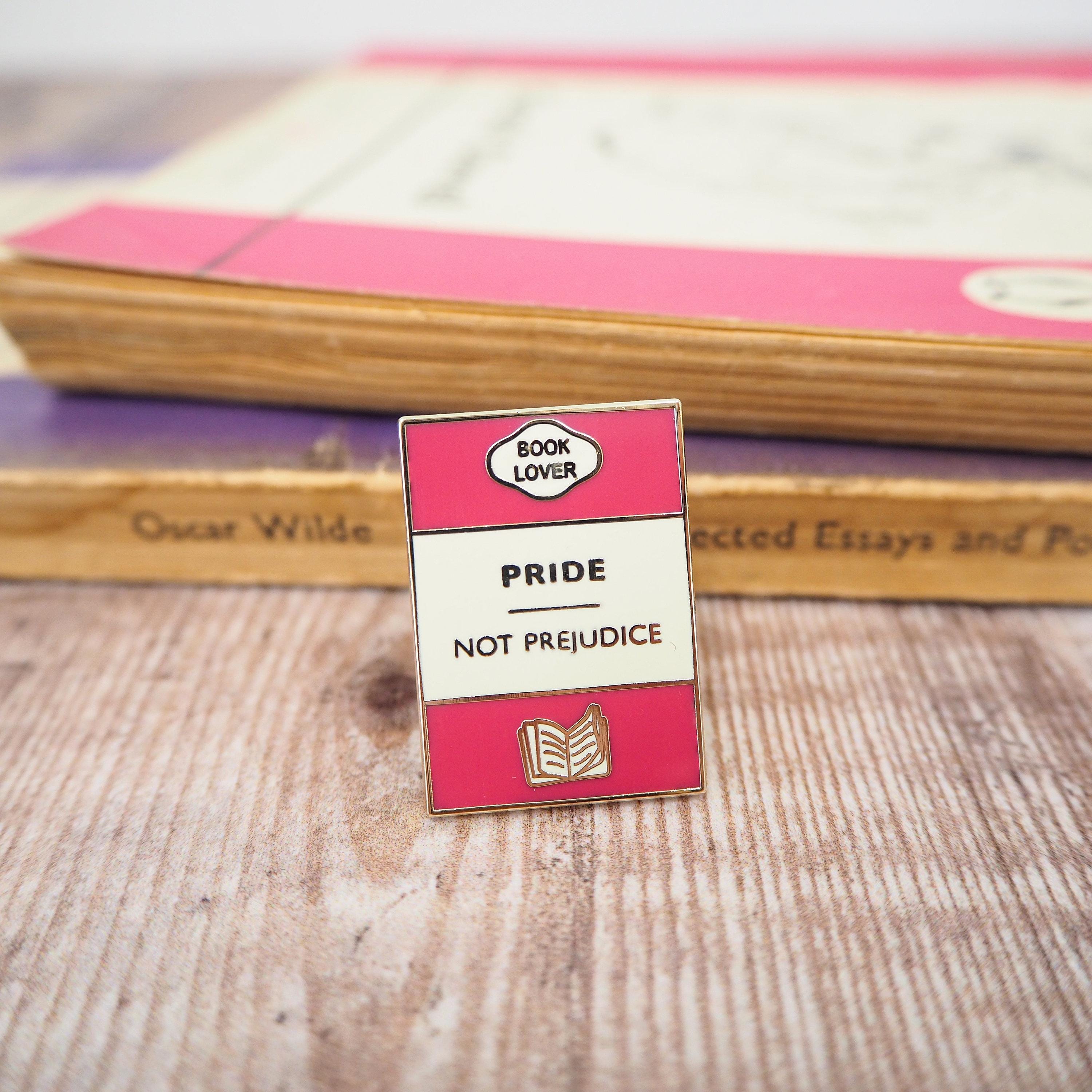 "Spilla smaltata \"Orgoglio e non pregiudizio\" - Spilla smaltata per amanti dei libri - Spilla rosa - Regalo letterario - Spilla LGBTQ - Spilla smaltata"