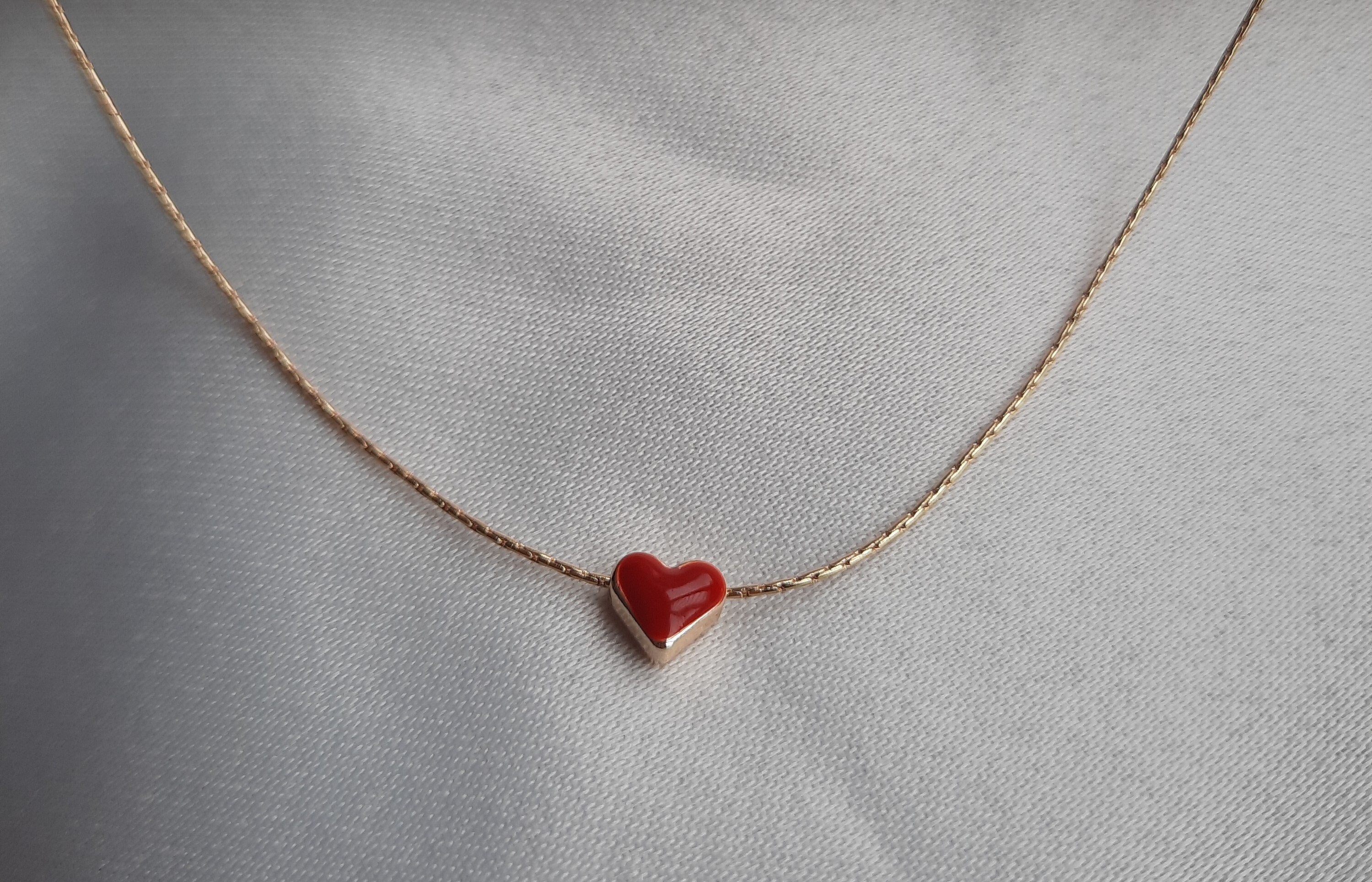 Collana minimalista con cuore rosso, collana girocollo a forma di cuore, piccola collana con cuore rosso, piccolo ciondolo a forma di cuore, gioielli