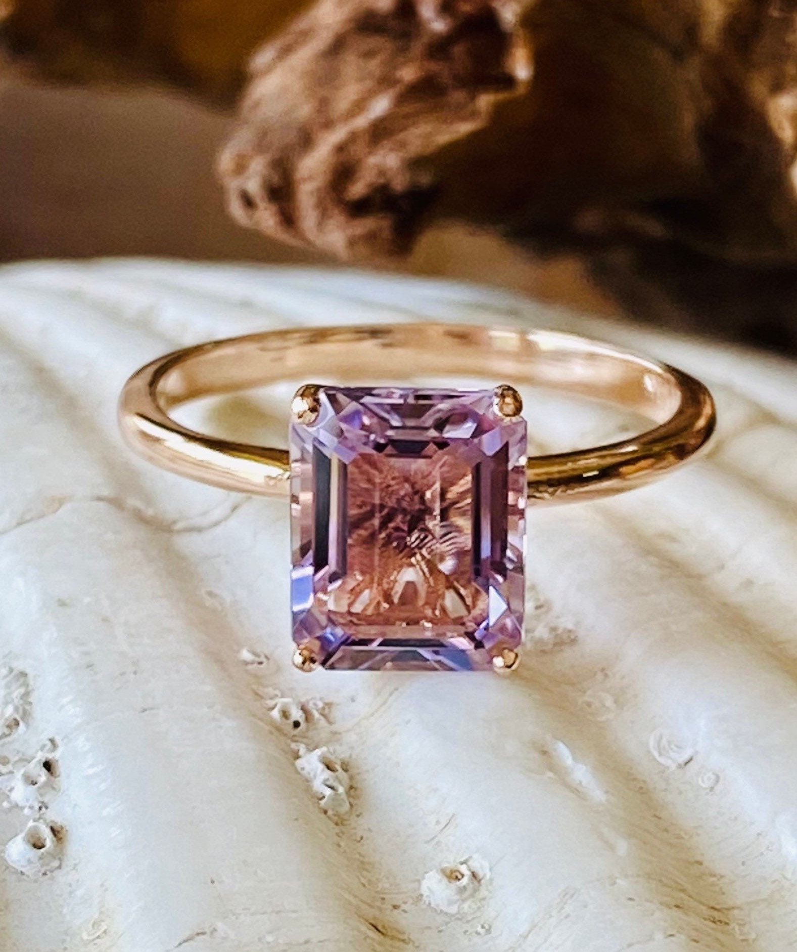 Anello con ametista Rose De France 14k, anello con ametista taglio smeraldo, anello con ametista 3,00 ct, anello con ametista grande, ametista lavanda