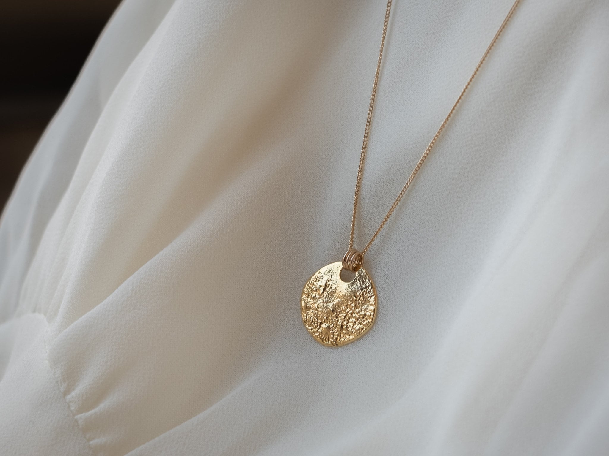 Collana con luna d'oro, collana con moneta d'oro, collana con medaglione d'oro, collana con disco d'oro, collana a strati con luna piena, collana in o