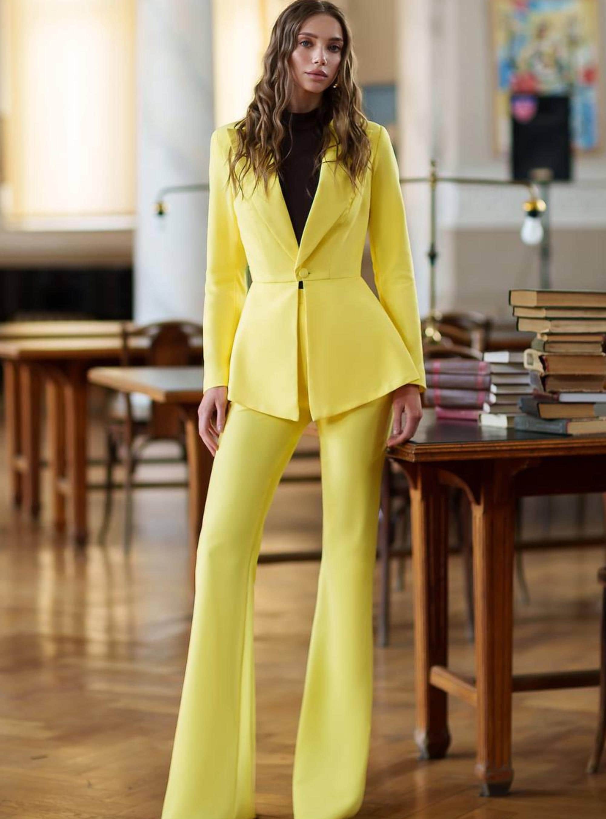 Tailleur pantalone giallo limone, blazer peplo, tailleur pantalone svasato