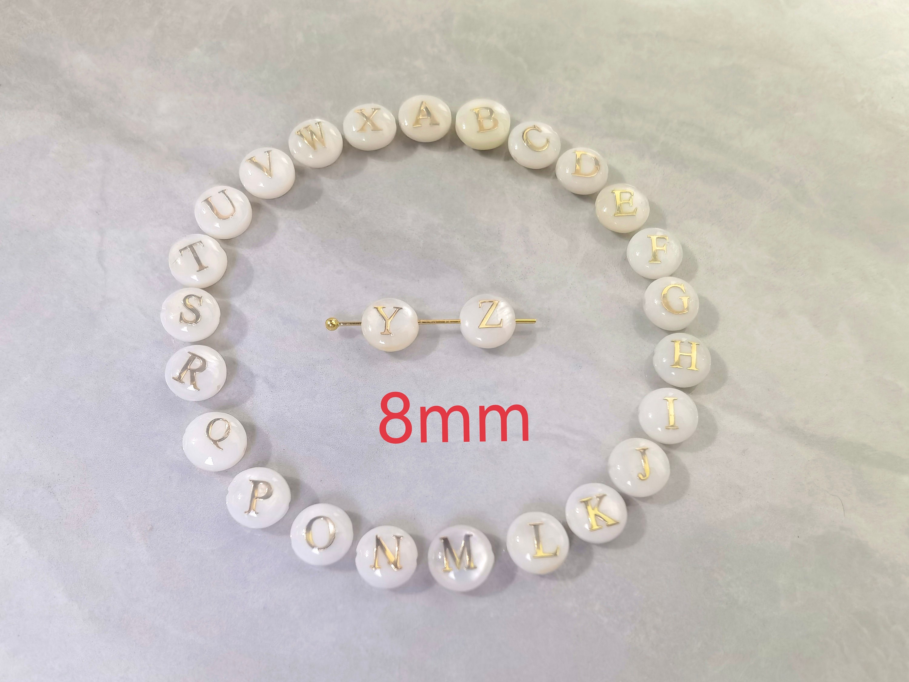 Perline dell'alfabeto in madreperla da 8 mm, rotonde con lettere dorate, perline con lettere in conchiglia bianca a doppia faccia, foro da 0,8 mm, qua