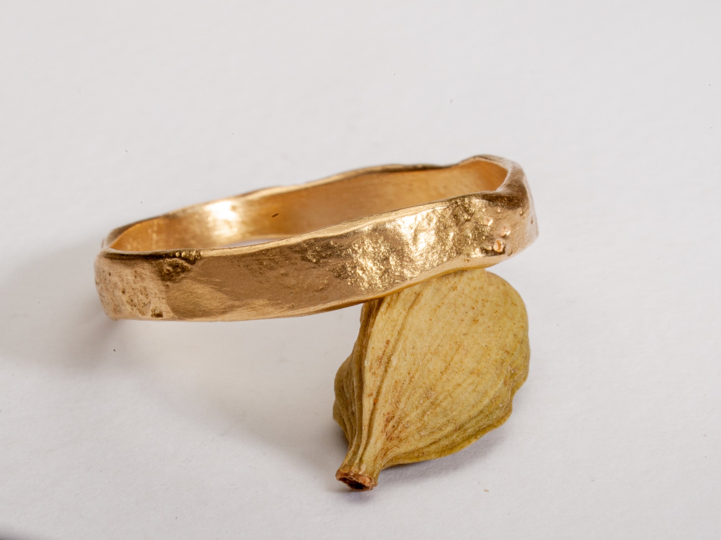 Anello in oro martellato fatto a mano, anello in oro 18k per donna, anello in oro testurizzato, anello in oro grezzo, anello in oro sottile e minimali