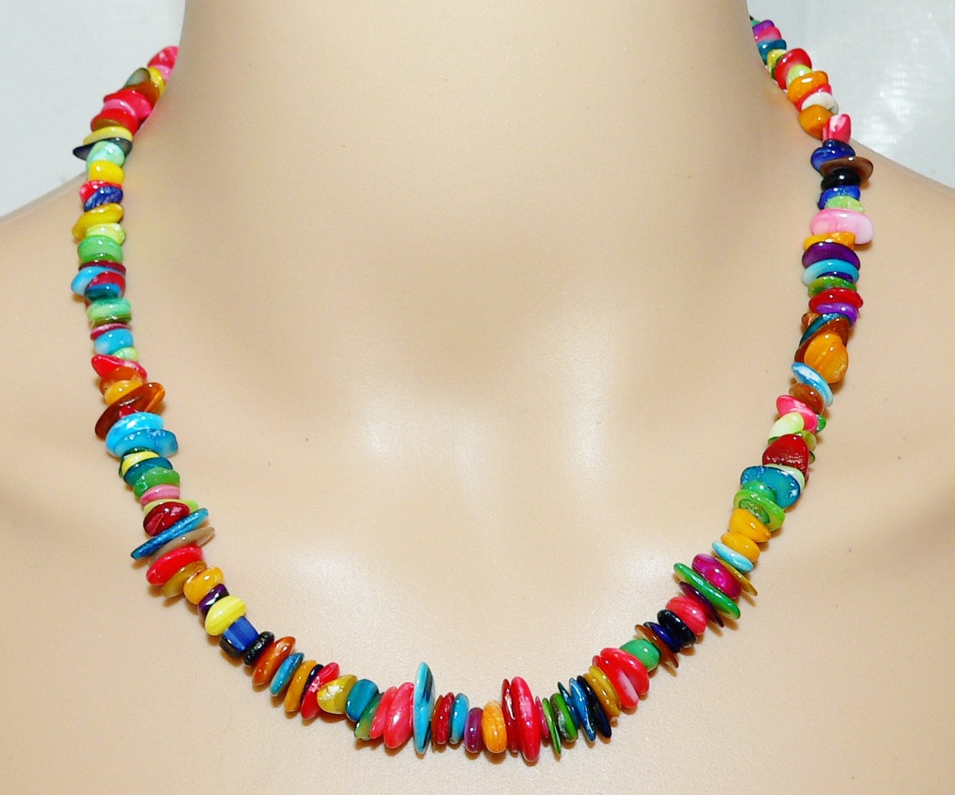 Collana, collana di perle, collana, perline, collana di conchiglie, scaglie di conchiglie, frammenti di conchiglie, colorate, multicolori, multicolori