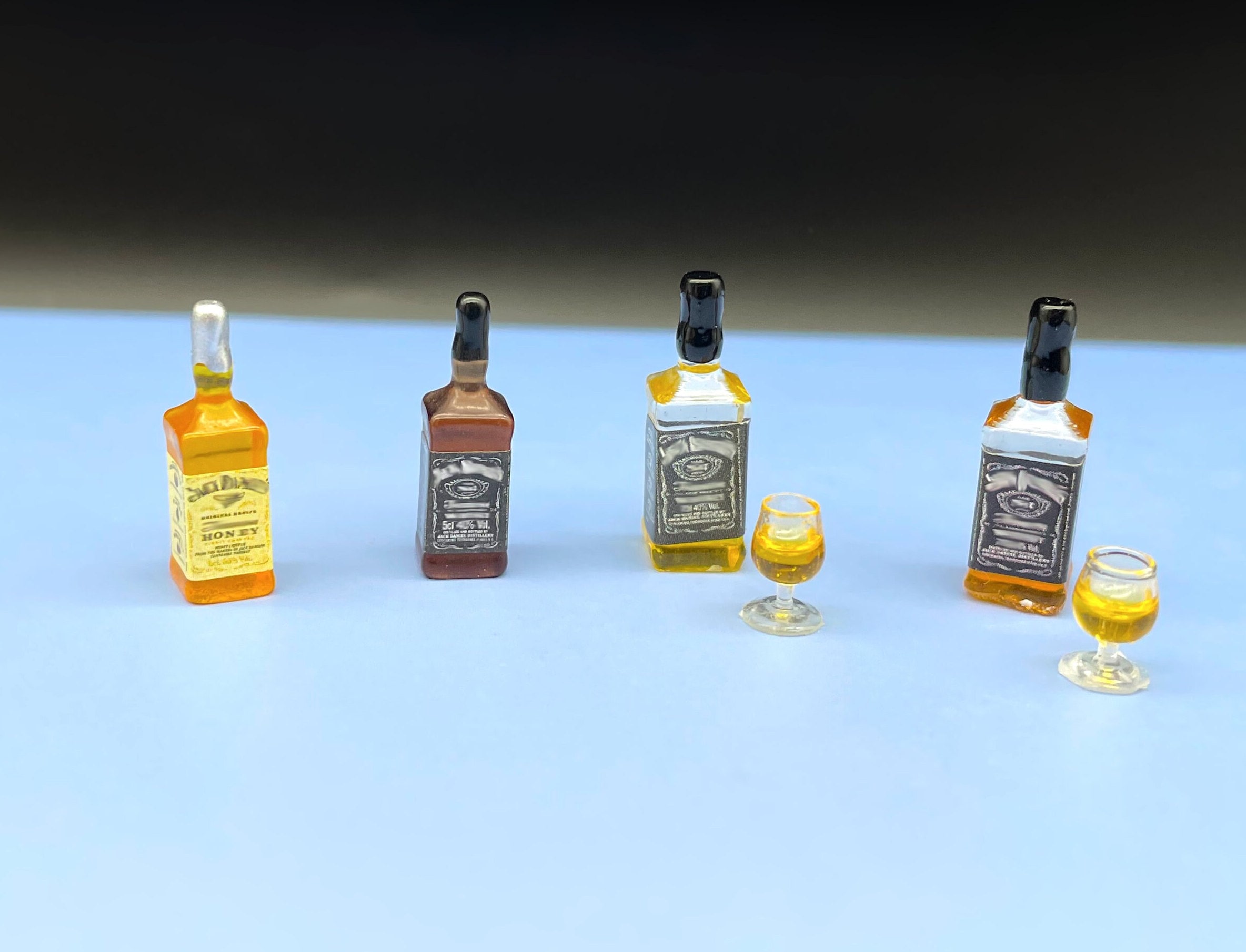 Bottiglie di whisky in miniatura, bicchieri da bibita. Accessori da cucina per case delle bambole in scala 1:24