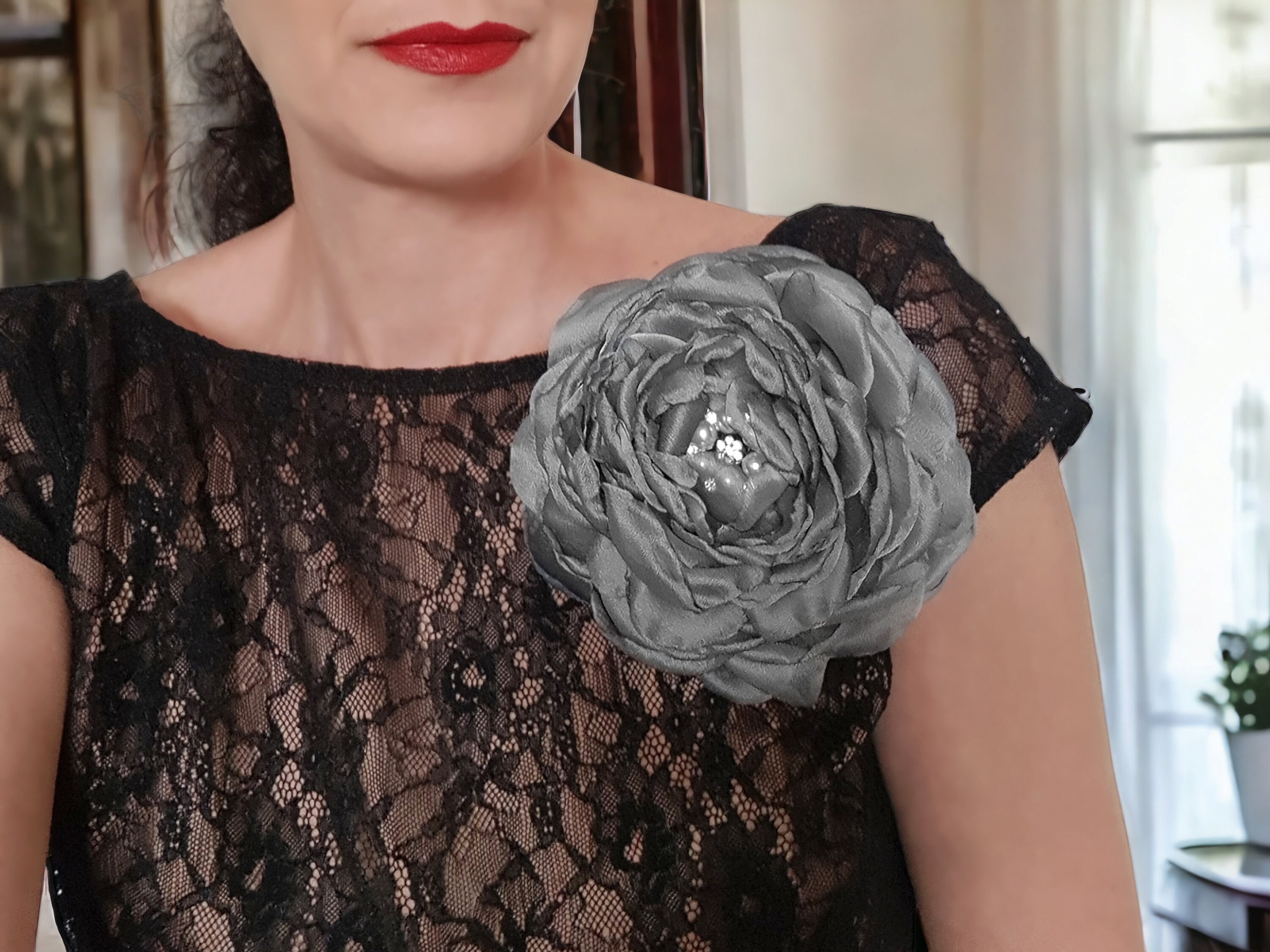 Spilla oversize, spilla fiore grigia, fiore oversize, fiore per abito, spilla fiore grande, spilla fiore di seta, spilla in tessuto, spilla borsa