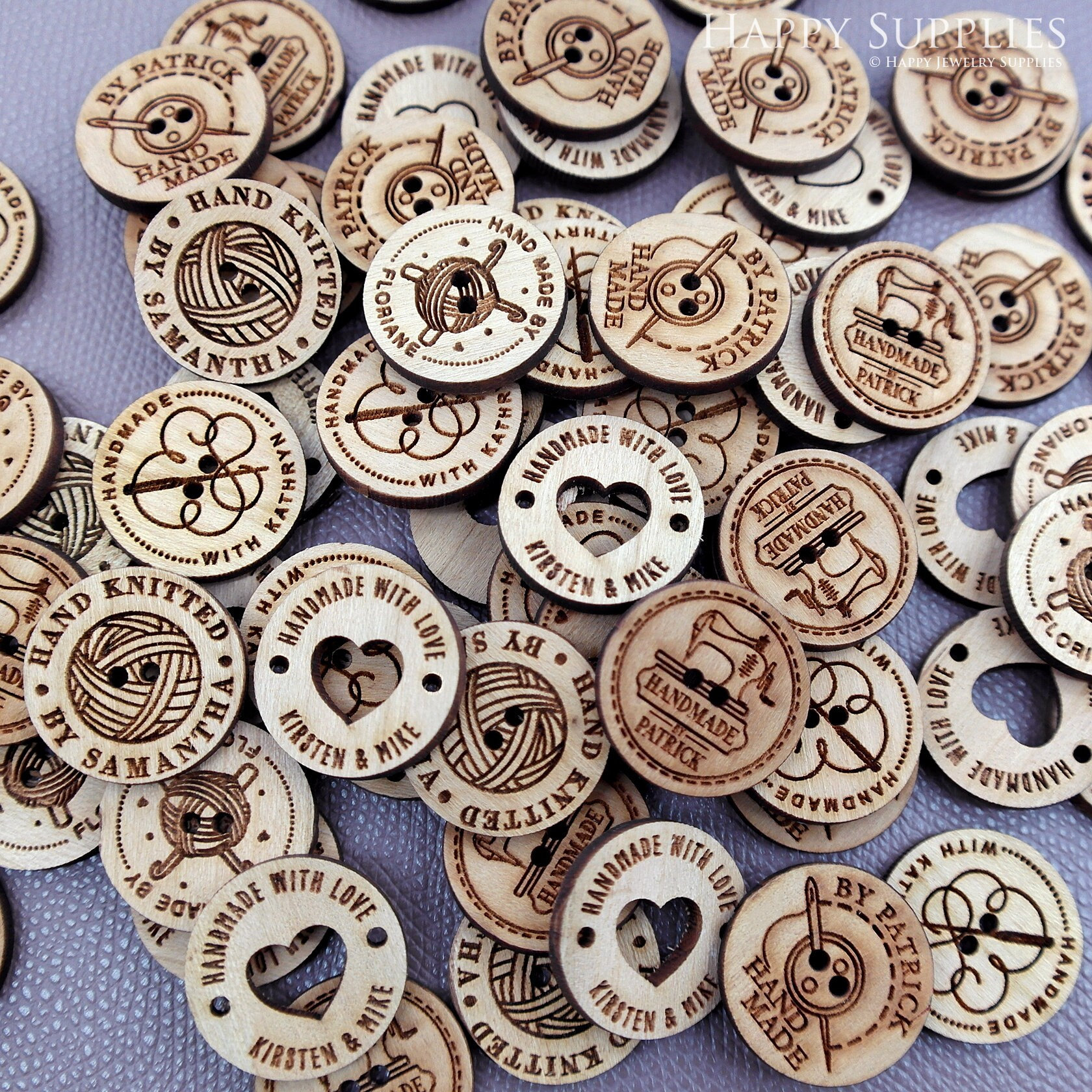 Etichette con bottoni in legno lavorati a maglia e uncinetto personalizzati, bottoni in legno incisi personalizzati con cuore di filato, bottoni con p