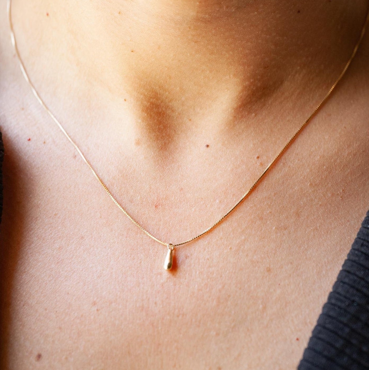 Collana in oro massiccio, collana in oro 14k, collana con ciondolo in oro, delicata collana in oro, collana a goccia, collana a strati in oro, minimal