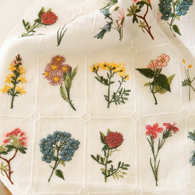 Tessuto di cotone ricamato a fiori, tessuto per trapuntatura, tessuto di design, tessuto floreale, tessuto ricamato, tessuto per abiti, tessuto da 1/2