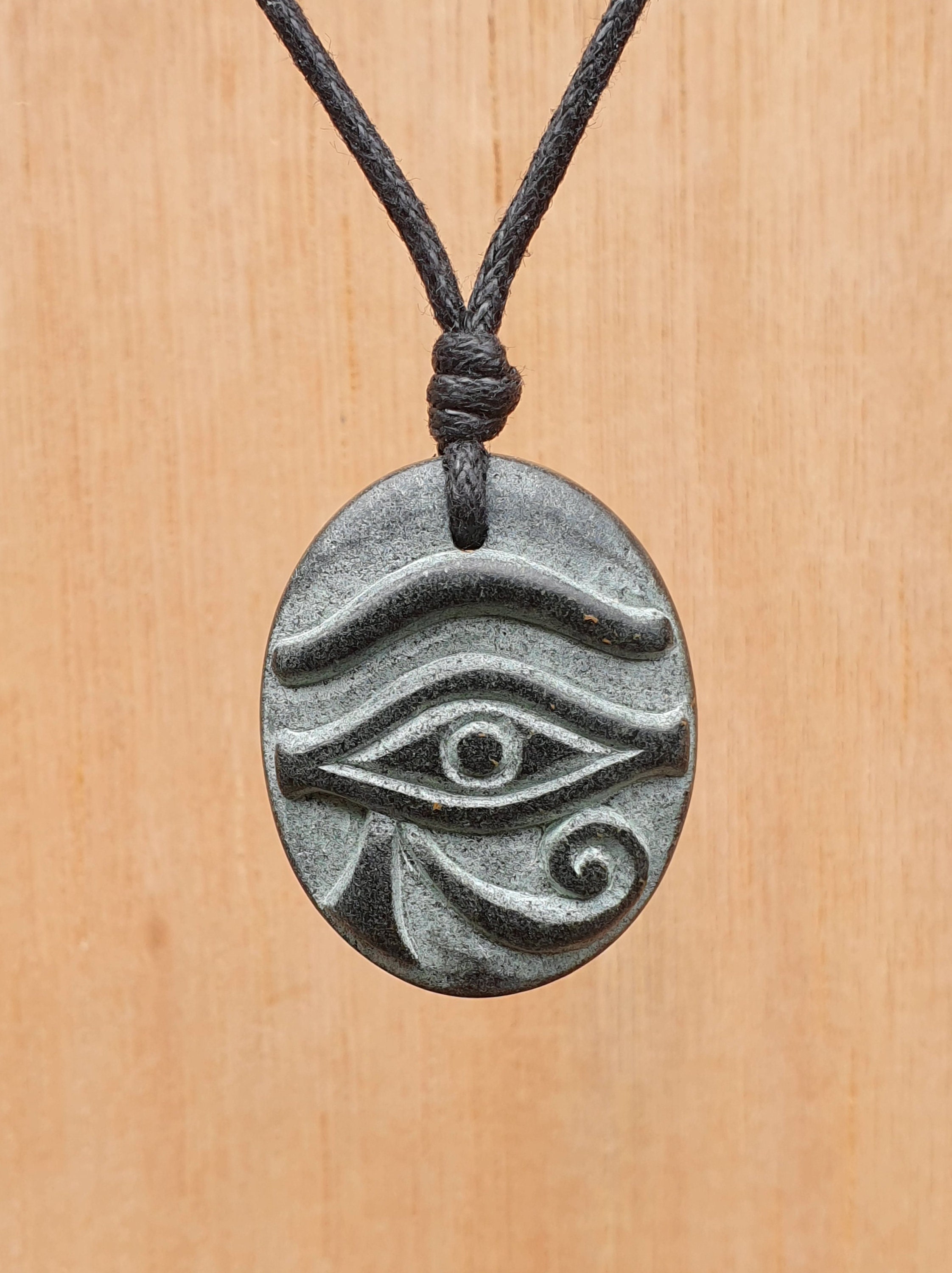 Ciondolo Occhio di Horus / Collana Occhio di Ra / Simbolo egizio di protezione e buona fortuna / Gioiello spirituale unisex in pietra naturale intagli