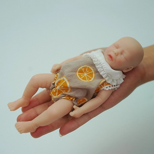 Zwillinge Miniatur lebensechte wiedergeborene Babypuppen handgefertigte Silikonüberraschung Zubehören enthalten für Kinder im Alter von 3-6 Jahren - realistische Neugeborenen Puppenset Image