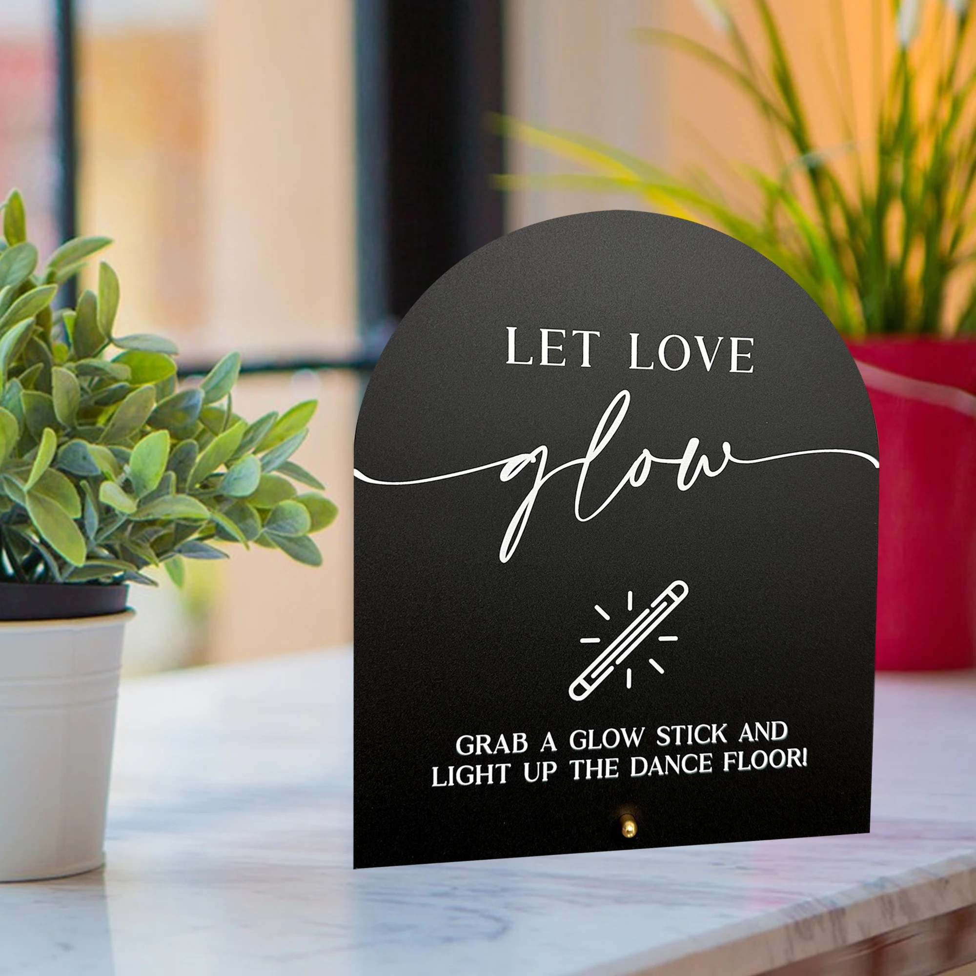 Acryl „Let Love Glow“-Schild, Leuchtstab-Hochzeitsschild, Tanzboden-Leuchtstab-Schild. Greifen Sie ein Leuchtstab-Schild Image