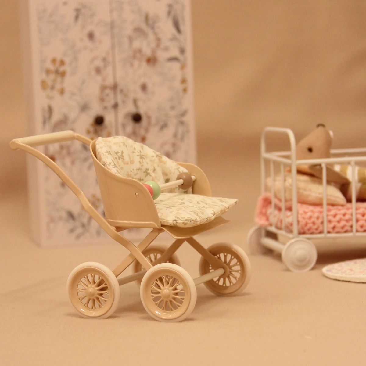 Meubles artificiels miniatures 1:12, poussette pour bébé, racine de Lotus rose vert clair, adaptés à la maison de poupée Bjd Ob11, ameublement de maison