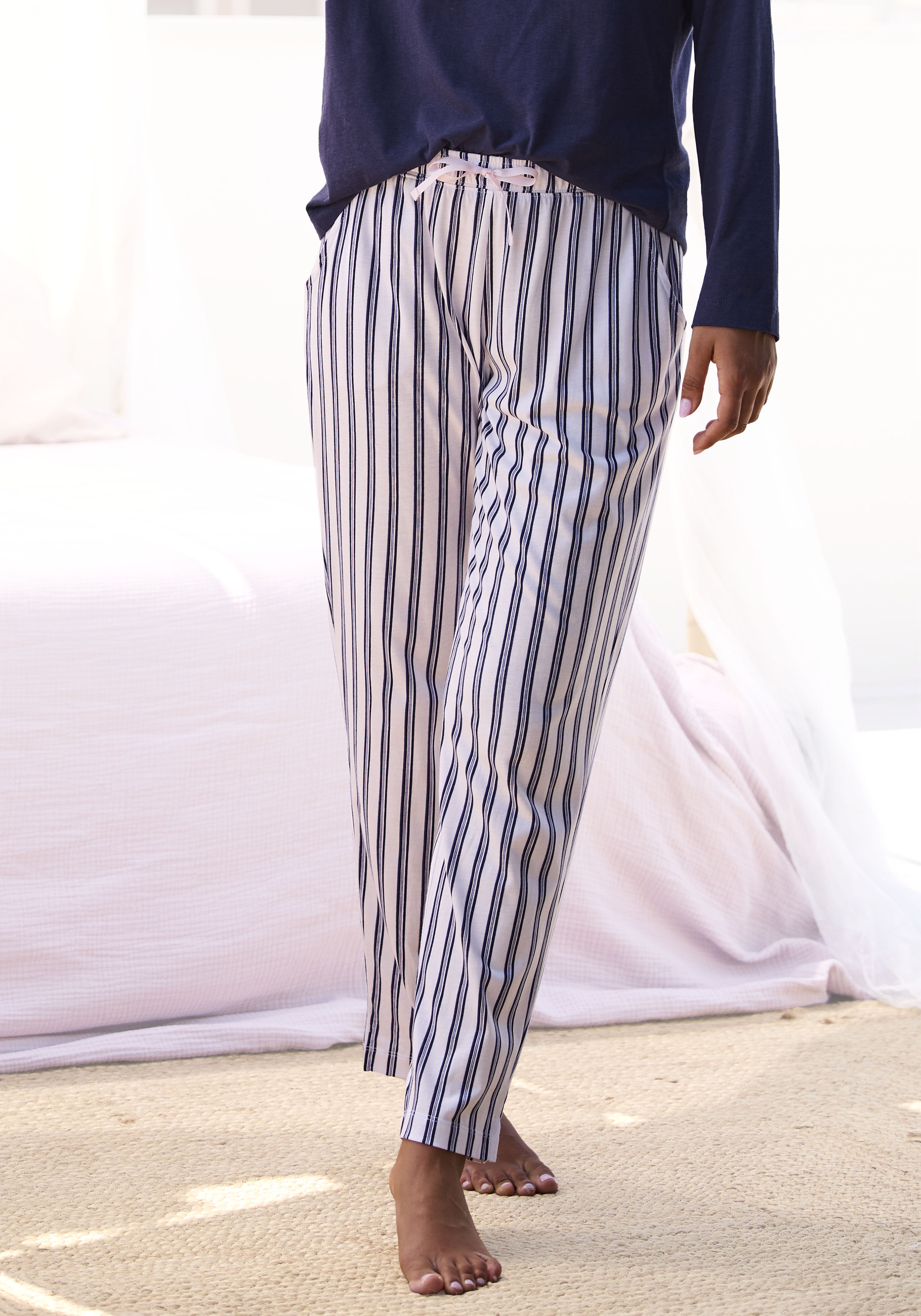 Pyjamahose S.OLIVER, Damen, Gr. 40/42, N-Gr, schwarz-weiß (schwarz, weiß, gestreift), Single Jersey, Obermaterial: 50% Baumwolle, 50% Viskose, gestreift, Basic, Basic knöchellang, Hosen Pyjamahose, mit schönem Allover-Print