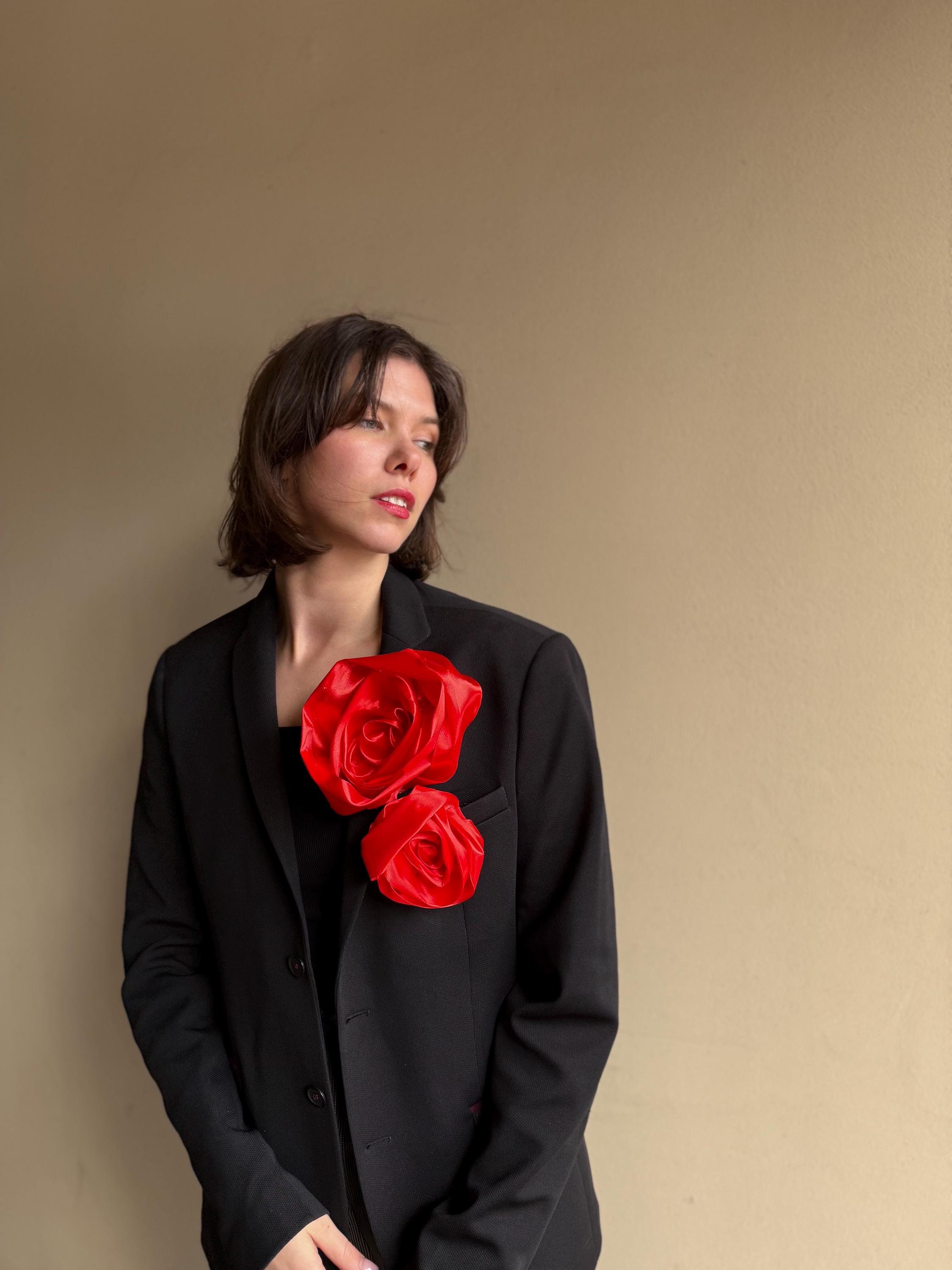 Spilla a forma di fiore rosso, spilla natalizia in seta fatta a mano, spilla floreale con fiori di rosa rossa, accessorio decorativo per la spalla, re