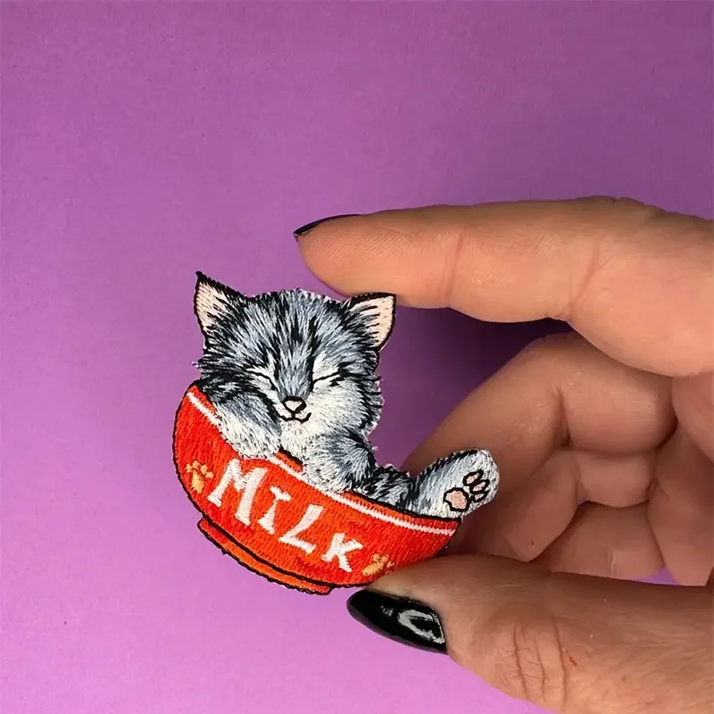 1PC Nette Kleine Katze In Die Milch Schüssel Gestickte Patch Abzeichen DIY Geschenk Eisen Auf Patches Für Kleidung Kappe Tasche jacke Trucker Hut Image