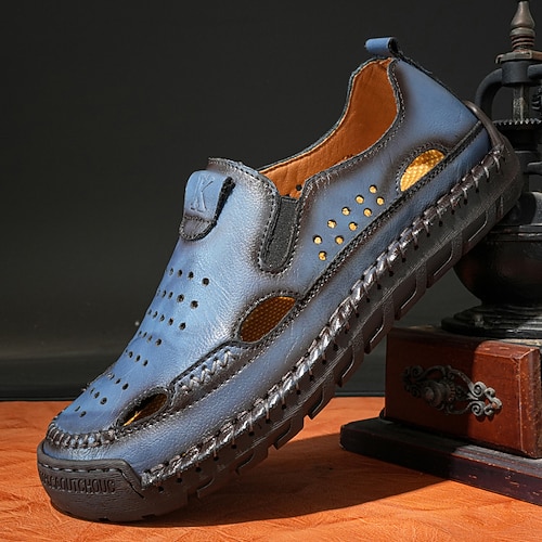Braune Schlupfsandalen aus Leder für Herren mit perforierten Details und Stretcheinsätzen – bequem und stilvoll für die Freizeit sowie Outdoor- und Sommeraktivitäten Image
