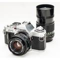 Fotocamera a pellicola Canon AV-1 con 2 obiettivi 50 mm f1.8 e 135 mm f3.5. In ottime condizioni.
